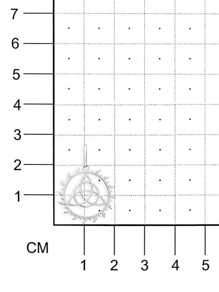 Фото подвески Триглав в солнце из серебра на размерной сетке.