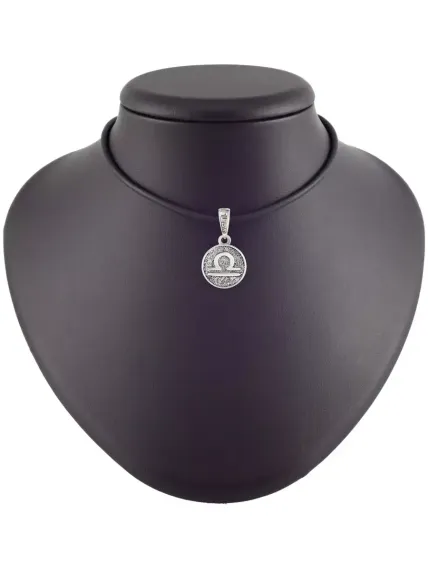 Фото кулона Весы знак зодиака из серебра на постаменте.