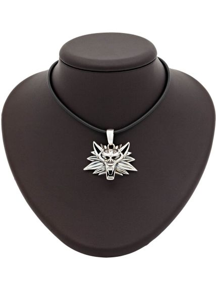 Изображение подвески волк из серебра 925 пробы, на коричневом постаменте в масштабе.