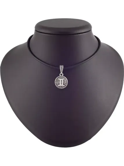 Фото кулона знак зодиака Близнецы из серебра на коричневом постаменте.