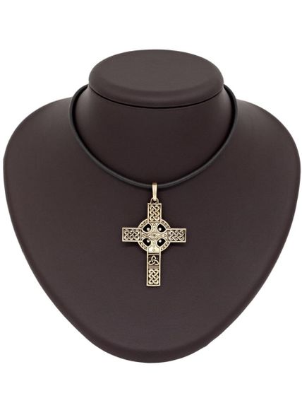 Фотография кельтского креста из бронзы, вид на постаменте.