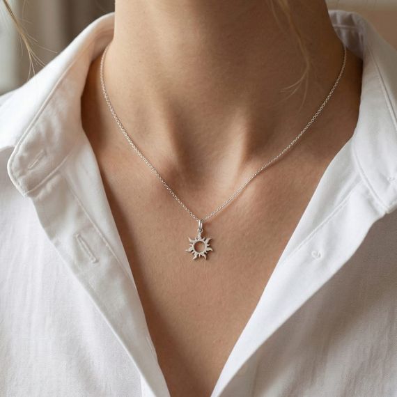 Кулон Солнце малое - подвеска из серебра, фото на шеи модели изделка
