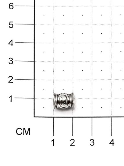 Фотография шарма Дагаз из серебра 925 пробы на размерной сетке.
