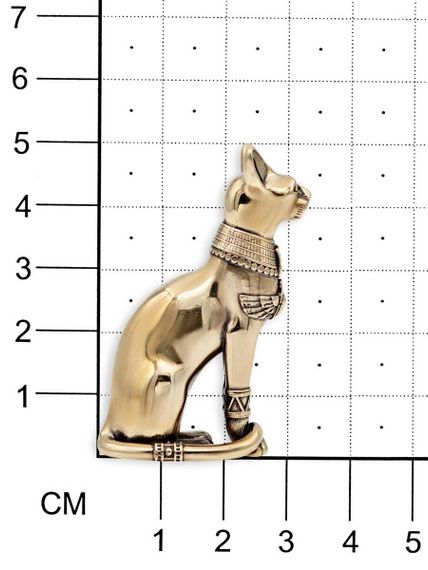 Фото кошка Бастет статуэтка из бронзы, вид на размерной стеке.