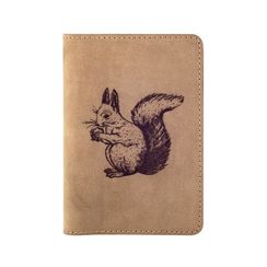 Обложка Белка с орехом светло-коричневая