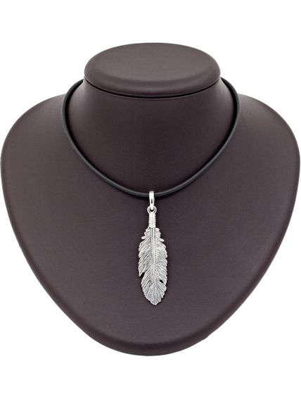 Изображение серебряной подвески перо на коричневом постаменте.