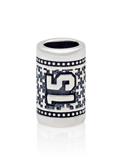 Фото шарм цифра число 15 из серебра на белом фоне анфас