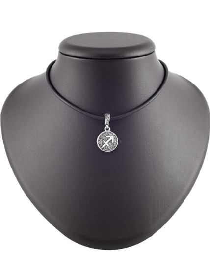 Изображение подвески Стрелец из стерлингового серебра на коричневом постаменте в масштабе.