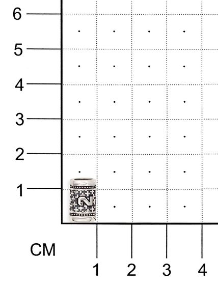 Фото шарм цифра 2 из серебра на размерной сетке