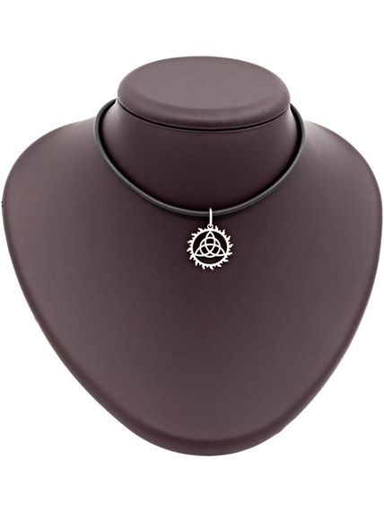 Фото подвески Триглав в солнце из серебра, на коричневом постаменте.