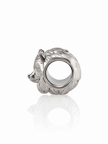 Предметная фотография серебряного шарма подвески Лиса на белом фоне, вид справа на отверстие диаметром 5 мм.