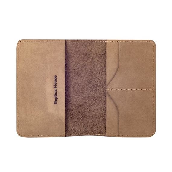 Обложка для паспорта Лев из светло коричневого нубука в развернутом виде без наполнения.