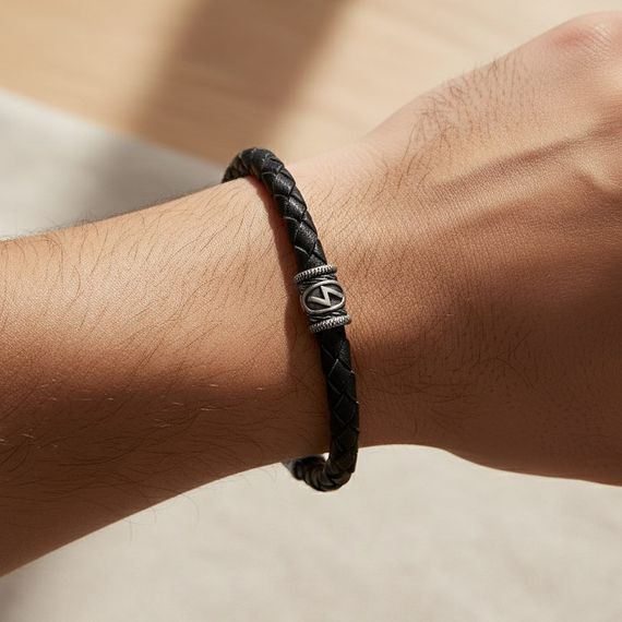 Браслет гайтан из натуральной кожи с руной Соулу мельхиор, живое фото 1