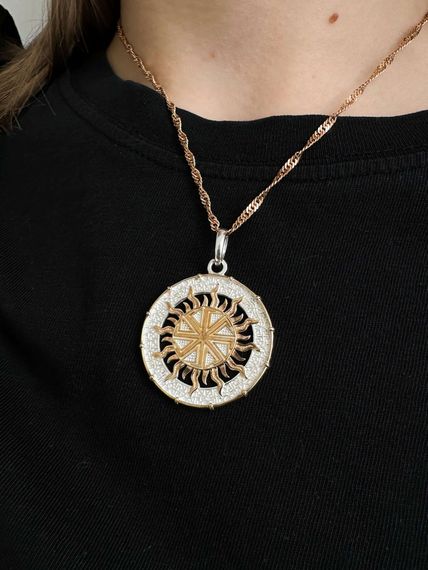 Фото цепочка на шею сингапур серебро с позолотой 9267золочен на модели с подвеской ладинец