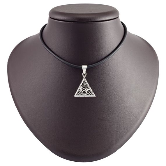 Фотография на постаменте кулона всевидящее око из серебра.