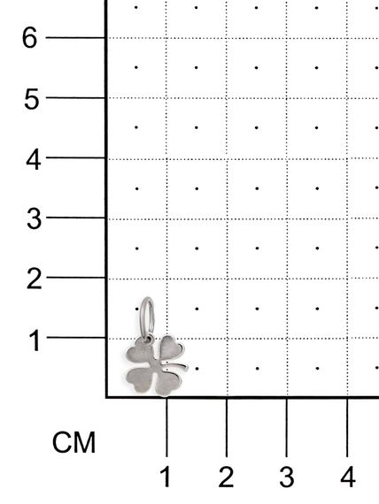Фото подвески Клевер малый из серебра, на размерной сетке.