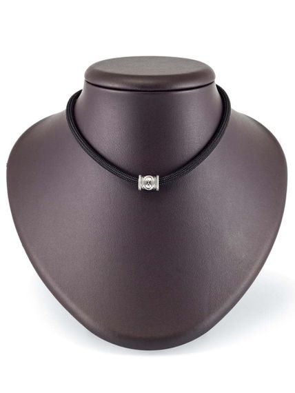 Фотография шарма Дагаз из серебра 925 пробы на постаменте.