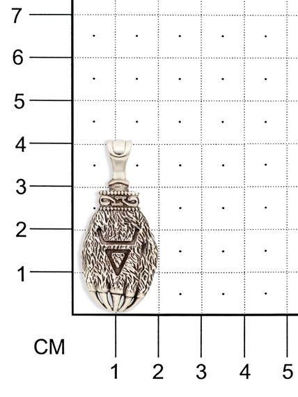 Подвеска Лапа Велеса из мельхиора, на размерной сетке