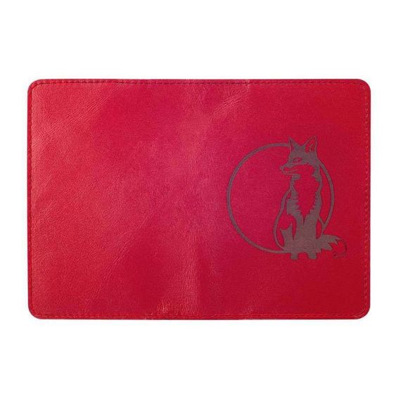 Изображение стильного аксессуара обложки Лиса из кожи красного цвета в развернутом виде на белом фоне.