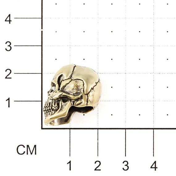 Фото бронзовой бусины Skull Victory вид сверху на размерной сетке.