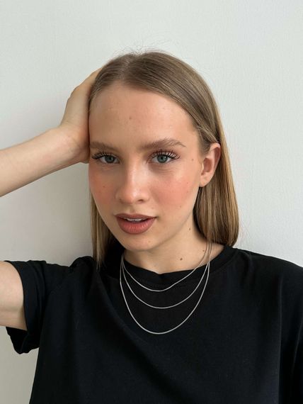 Фото цепочка на шею гурмета серебро 9265 на модели анфас