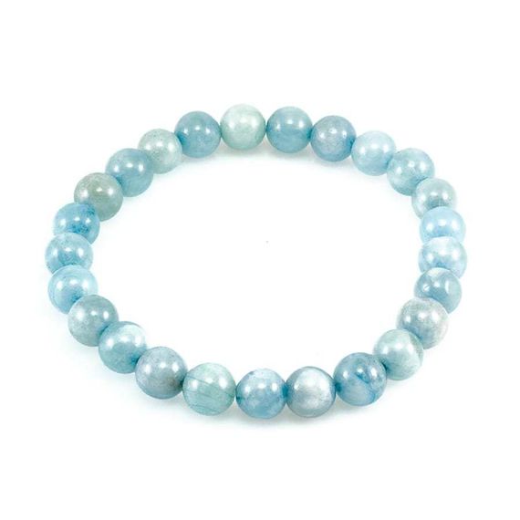 Фотография из браслета бусин аквамарина вид сверху.