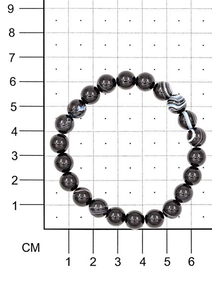 Браслет из камней полосатого агата фотография на размерной сетке