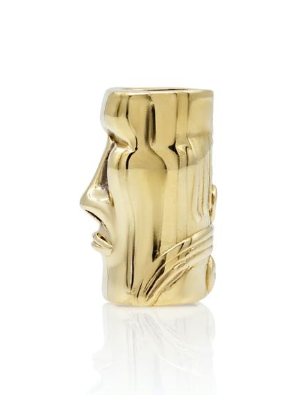 Картинка шарма Моаи из бронзы, вид боковой части на белом фоне.