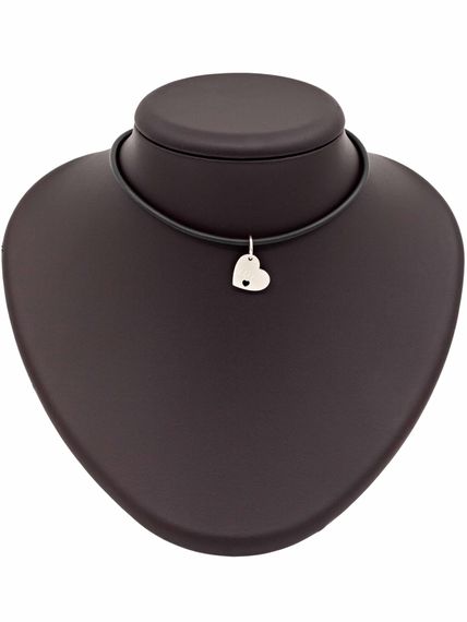 Фото подвески Сердце LOVE из серебра, вид на постаменте.