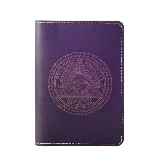 Обложка из натуральной гладкой кожи синего цвета с гравировкой всевидящее око на белом фоне.