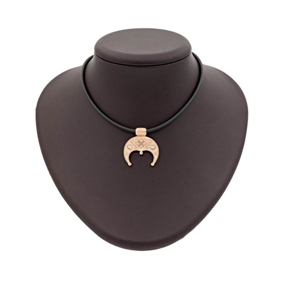 Фото подвески лунница Макошь из золота, вид на постаменте.