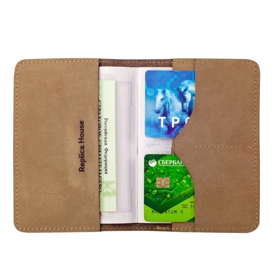 Обложка для паспорта Лев из кожи светло коричневого нубука в развернутом виде с наполнением.