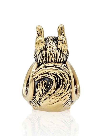 Изображение шарма Белка из бронзового сплава, вид сзади.