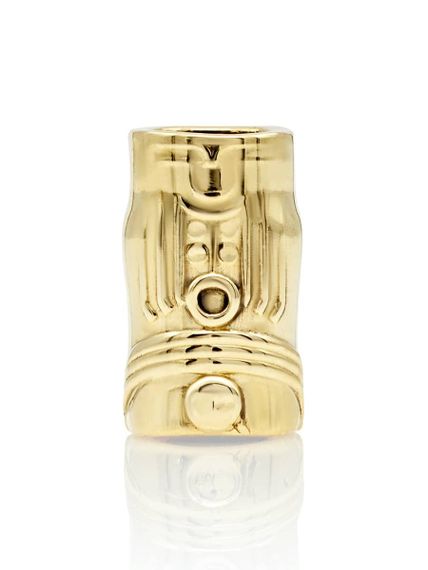 Снимок бусины Моаи из бронзы, вид задней части на белом фоне.