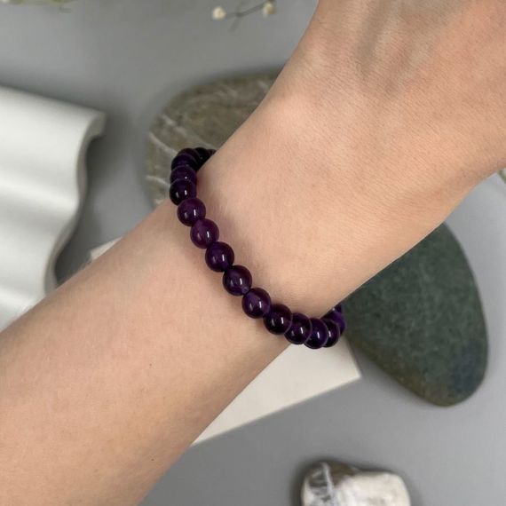 Браслет из аметиста 6 мм, фотография на руке