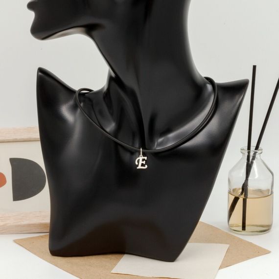 Подвеска в виде буквы Е - кулон из серебра 925 пробы на постаменте