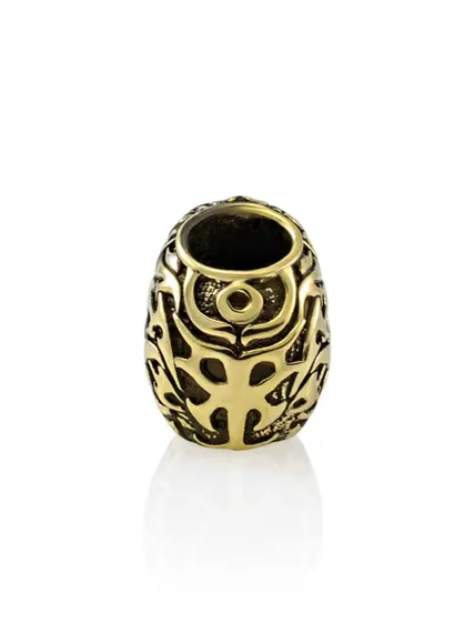 Фото бусины череп Tribal skull из мельхиора на белом фоне, вид слева.