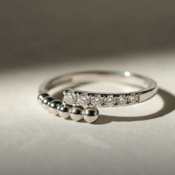 Кольцо Точки с камнями из серебра 925 пробы с фианитами, живое фото 2