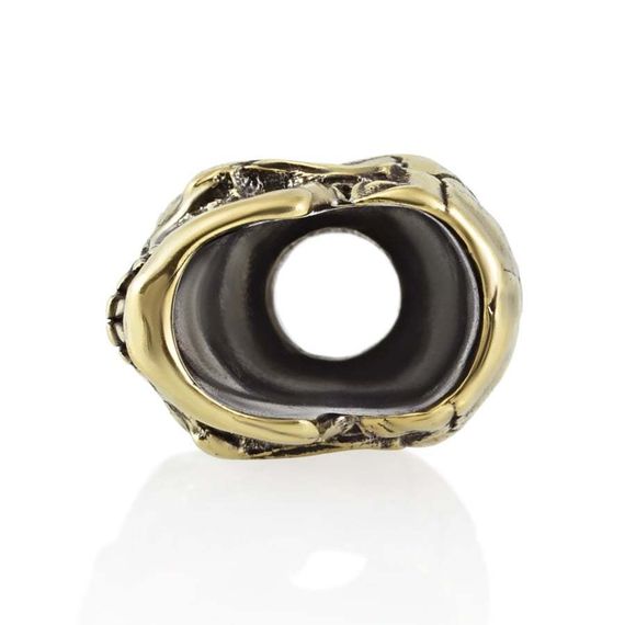 Фото бронзовой бусины Skull Victory вид на отверстие.