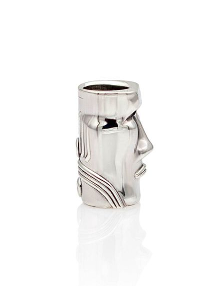 Фото шарма Моаи из серебра вид справа.