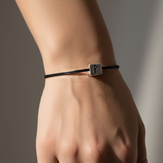 Шарм куб с руной Вуньо - подвеска из серебра 925 пробы, живое фото 1