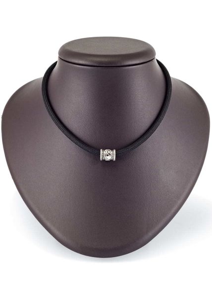 Шарм «Руна Беркана» из серебра на постаменте