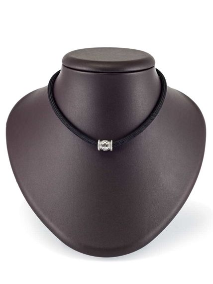 Изображение шарма Ингуз из серебра 925 пробы, фотография на коричневом постаменте.