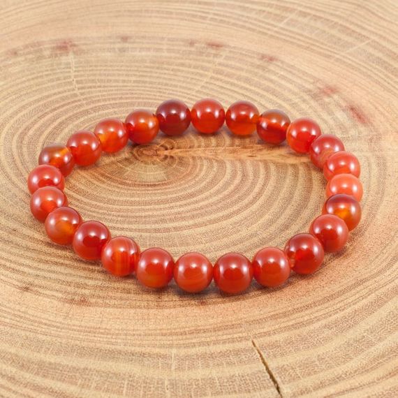 Браслет из бусин сердолика.