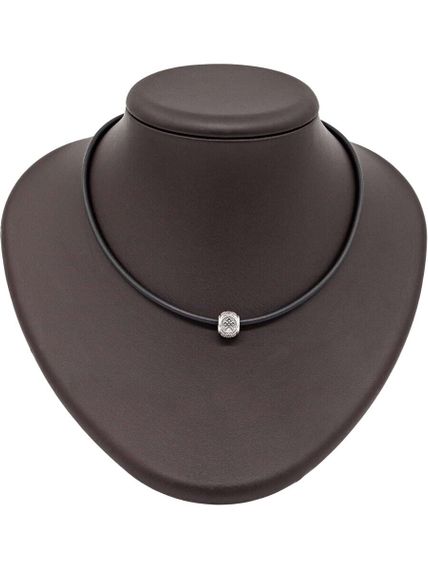 Фотография шарма Берегиня из серебра 925 пробы на манекене.