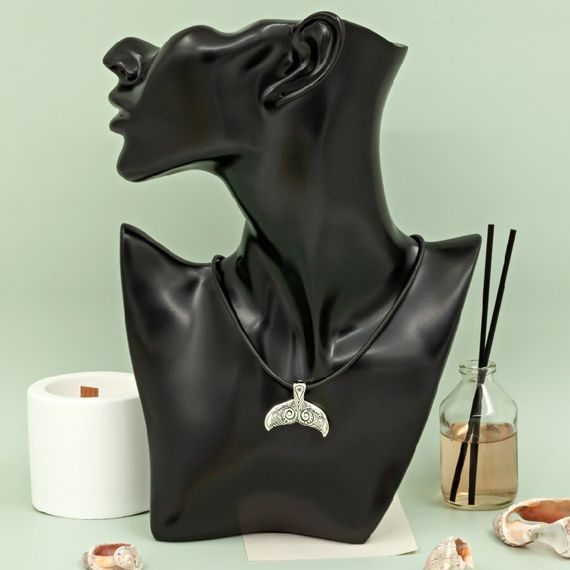 Хвост Кита подвеска из серебра, фото на манекене 2