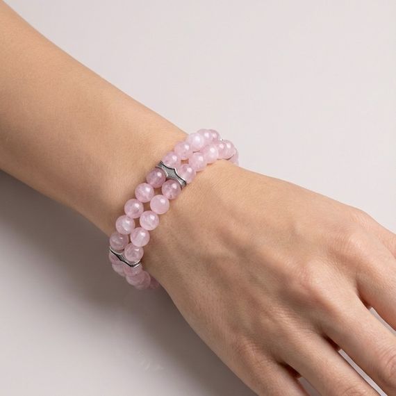 Двойной браслет из натурального камня розового кварца 6 мм с шармами из мельхиора, живое фото 1