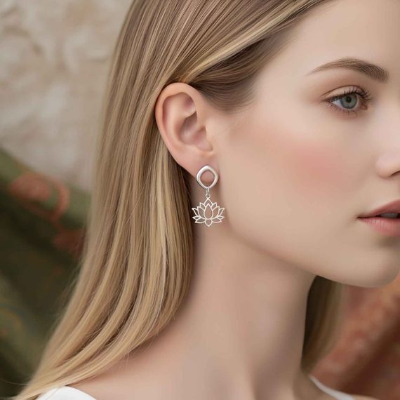 Серьги-пусеты с подвеской Лотос из серебра 925 пробы, живое фото 2