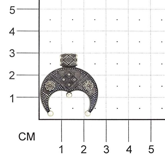 Фото Лунница оберег плодородия из мельхиора на размерной сетке в масштабе.