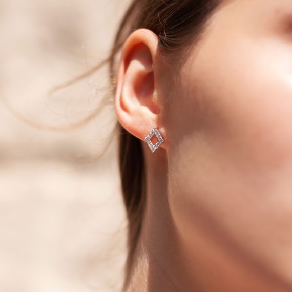 Серьги-пусеты Ромб из серебра 925 пробы с фианитами, фото 1